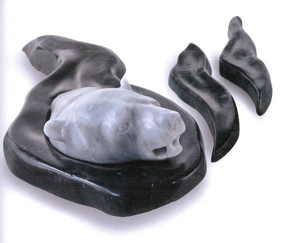 Eisbär in einer Öllache von Bill Nasogaluak  Kanada ©Museum Cerny, Bern /Ch